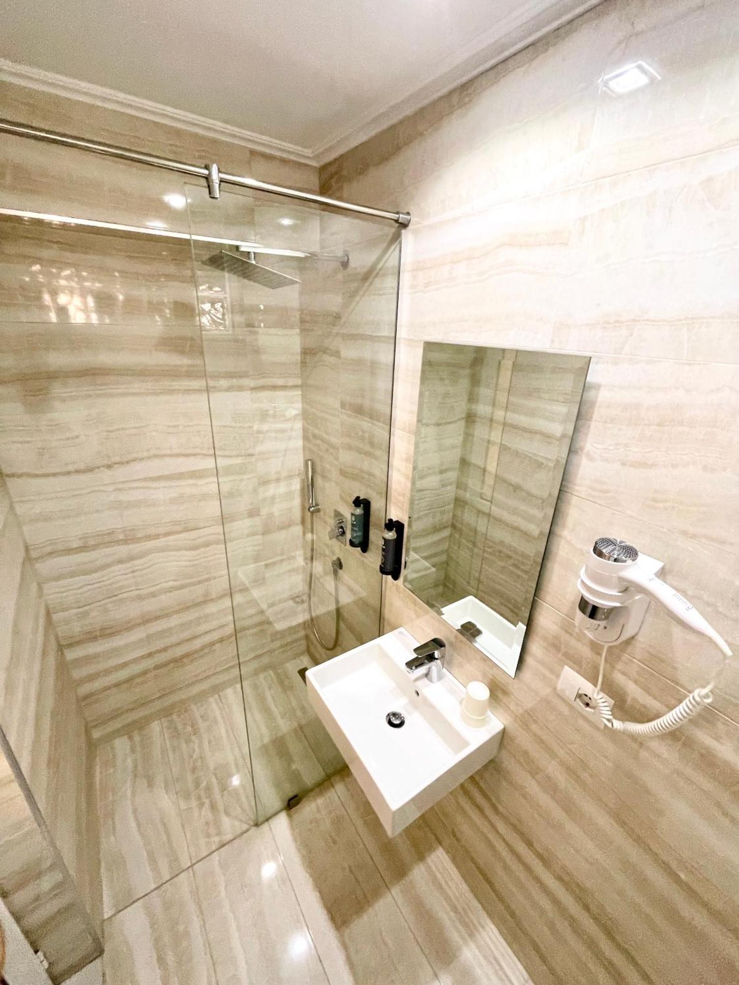 Hotel Aulona Sarande Bagian luar foto